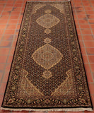 This runner has 2 central medallions which are surrounded by a trellis design.
